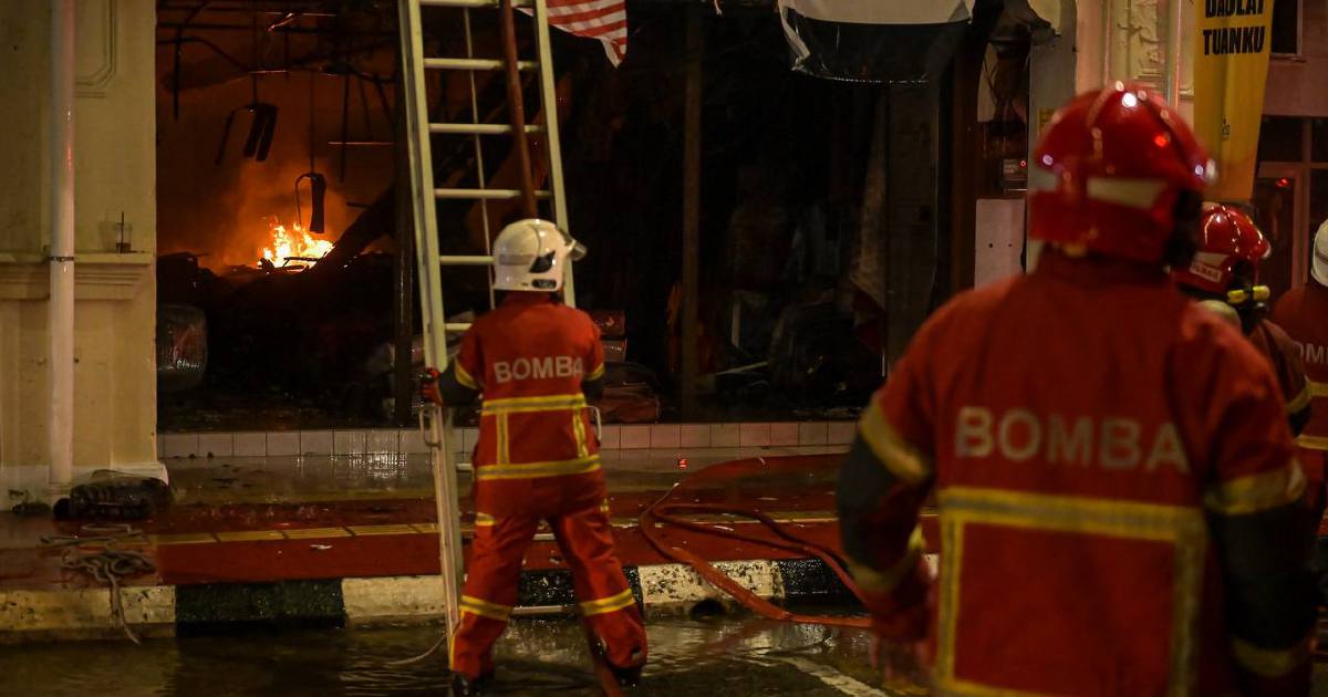 Fire destroys several shop lots in Kuantan