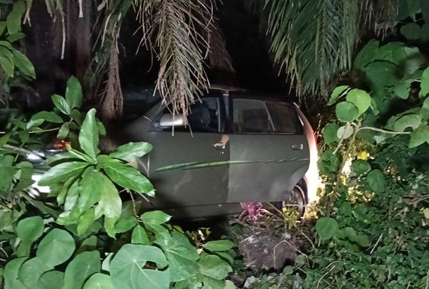 Fleeing suspect shoots and stabs cop, abandons car with woman's body inside