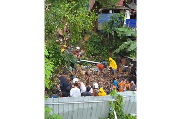 Floods: Rescuers racing to free landslide victims near KK