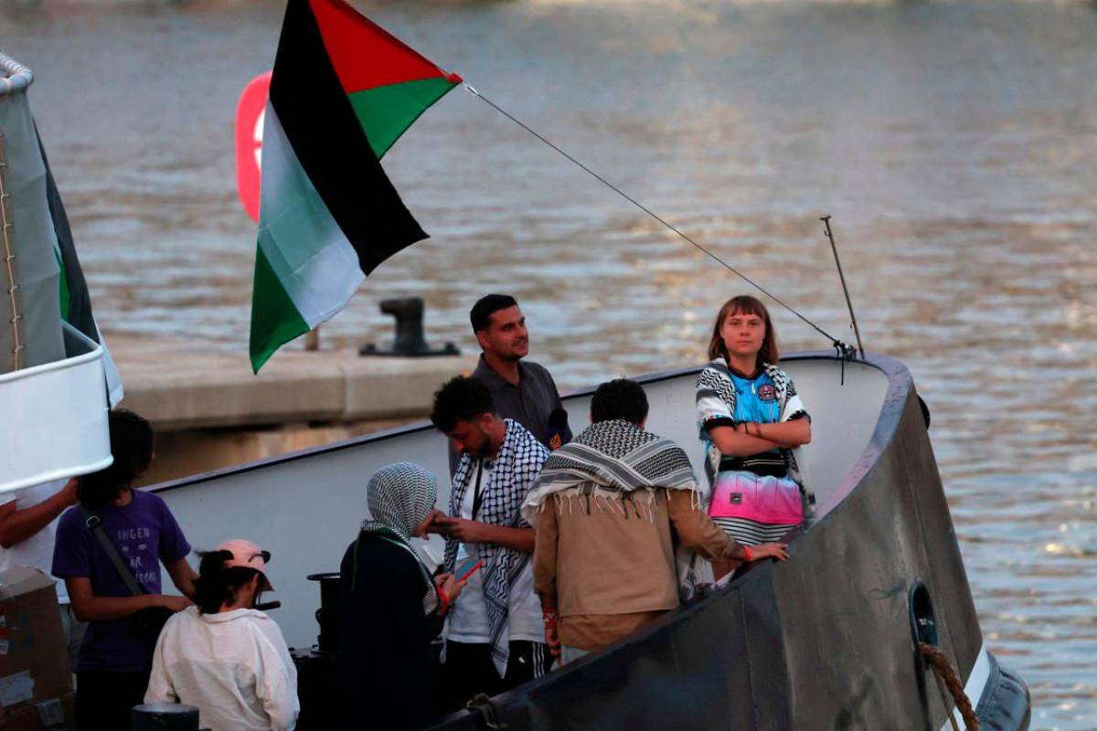 Greta Thunberg departs Tunisia on Gaza aid flotilla to break blockade
