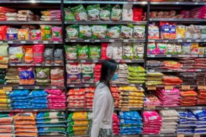 Inflasi Malaysia meningkat 1.3% pada Ogos 2025, didorong insurans dan makanan