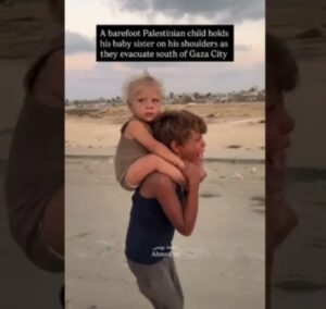 Kanak-kanak Palestin dukung adik kecil diselamatkan ahli pernigaan Mesir
