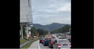 Karak Highway turns into car park as Malaysia Day rush begins