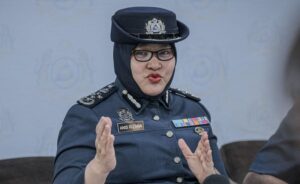 Kastam gantung, batal lesen import 26 syarikat