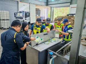 Kilang diserbu, disyaki jalan aktiviti seleweng minyak masak peket