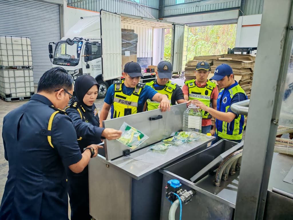 Kilang diserbu, disyaki jalan aktiviti seleweng minyak masak peket