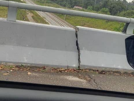 Kluang bridge cracks under observation