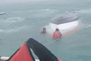 Lapan selamat bot parasailing terbalik di Langkawi