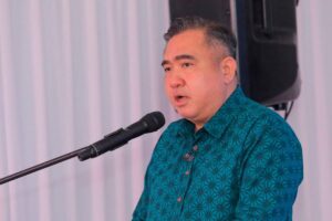 Lower fuel prices won’t deter public transport use, says Loke