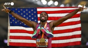 Lyles ‘terjun kapal terbang’ demi emas 200m