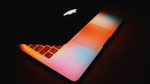 MacBook Dengan Skrin Sentuh Akan Dilancarkan Tahun Depan dan MacBook Cip iPhone Tahun Ini