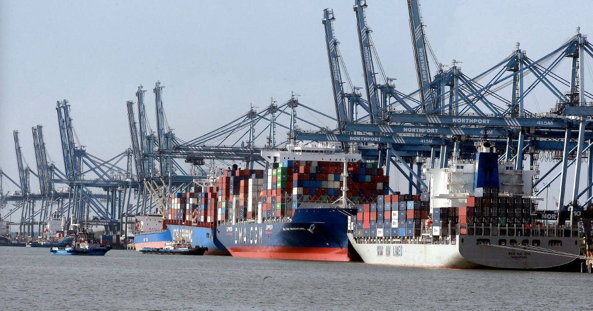 Malaysia's exports beat expectations but trade risks persist