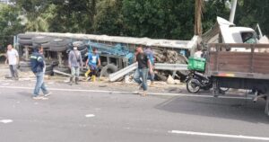 Man dies after trailer ploughs into 6 vehicles in Johor