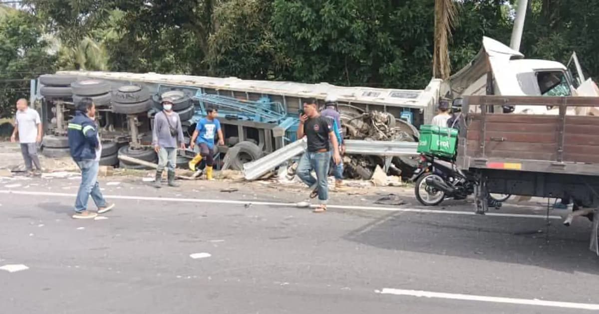 Man dies after trailer ploughs into 6 vehicles in Johor
