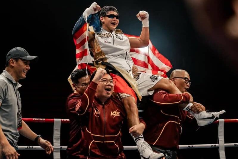 Miki rangkul emas Muay Thai di Kejuaraan Remaja Dunia