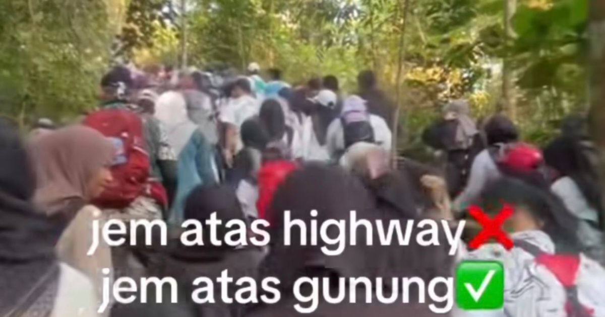 #NSTviral: School holiday crowds cause 'traffic jam' on hiking trail