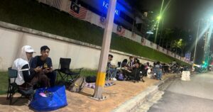 #NSTviral: Shoppers turn jam PJ sidewalk into campsite ahead of apparel sale