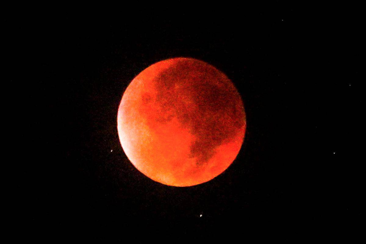 National Planetarium blood moon event draws crowds despite overcast skies
