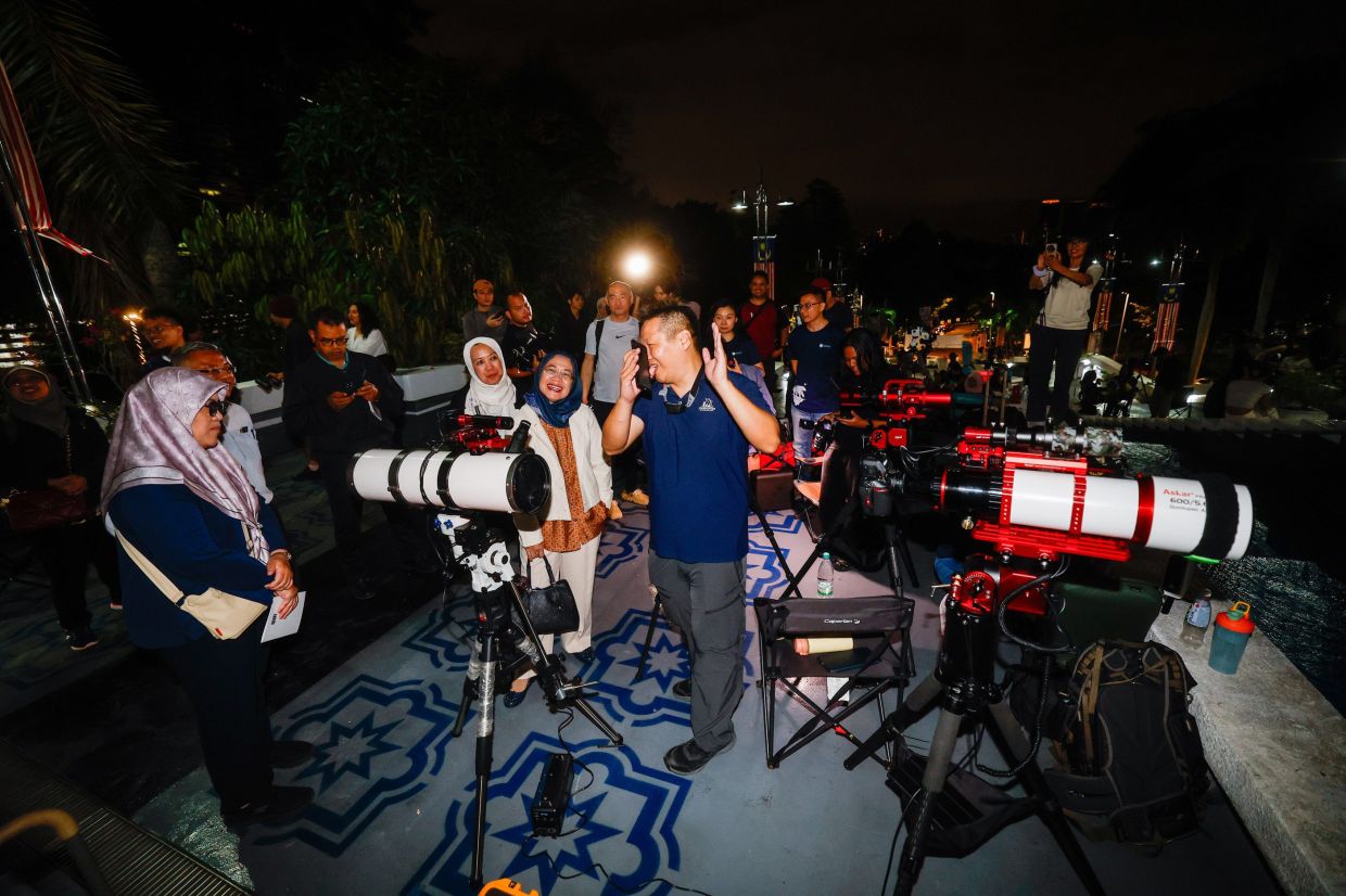 National Planetarium's blood moon event draws crowds, despite overcast skies