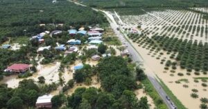Nearly 800 evacuated as floods worsen