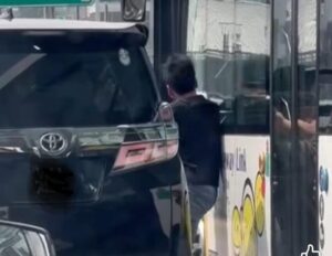 Pemandu grab, bas bergaduh kenderaan masuk lorong salah