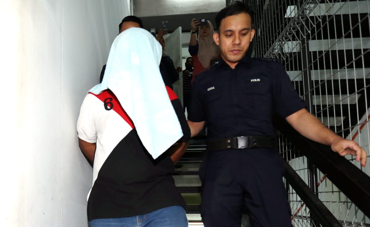 Pemandu lori didakwa bunuh lelaki perwatakan wanita