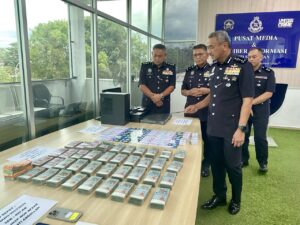 Pengarah operasi syarikat pengangkutan ditahan guna kad Touch N Go digodam