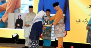Perak single mother of six honoured with Tokoh Keluarga Mithali award