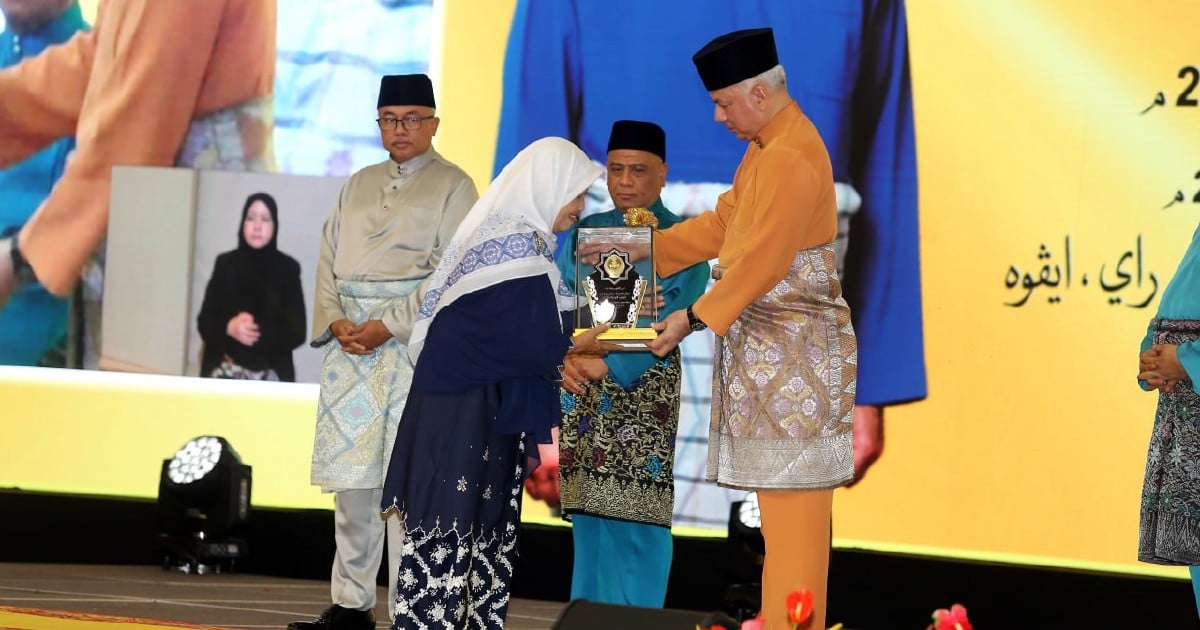 Perak single mother of six honoured with Tokoh Keluarga Mithali award