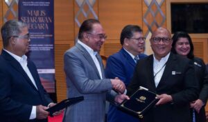 Perkasa sejarah, budaya dan sastera, bukan hanya teknologi – Anwar