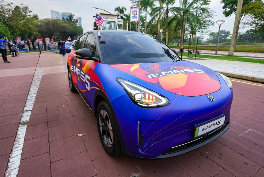 Proton pertonton e.MAS 5 pada perbarisan Hari Kebangsaan