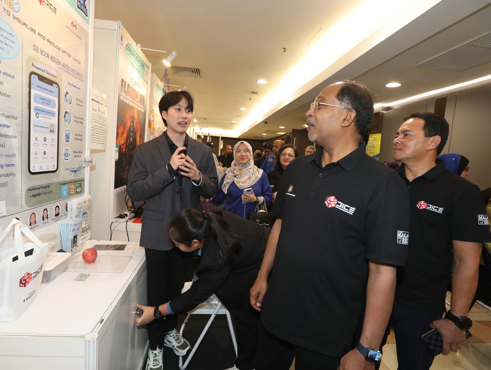 Rusuhan: KPT pertimbang bawa pulang pelajar Malaysia di Indonesia jika keadaan meruncing