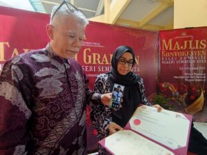 Sebak terima sijil arwah anak