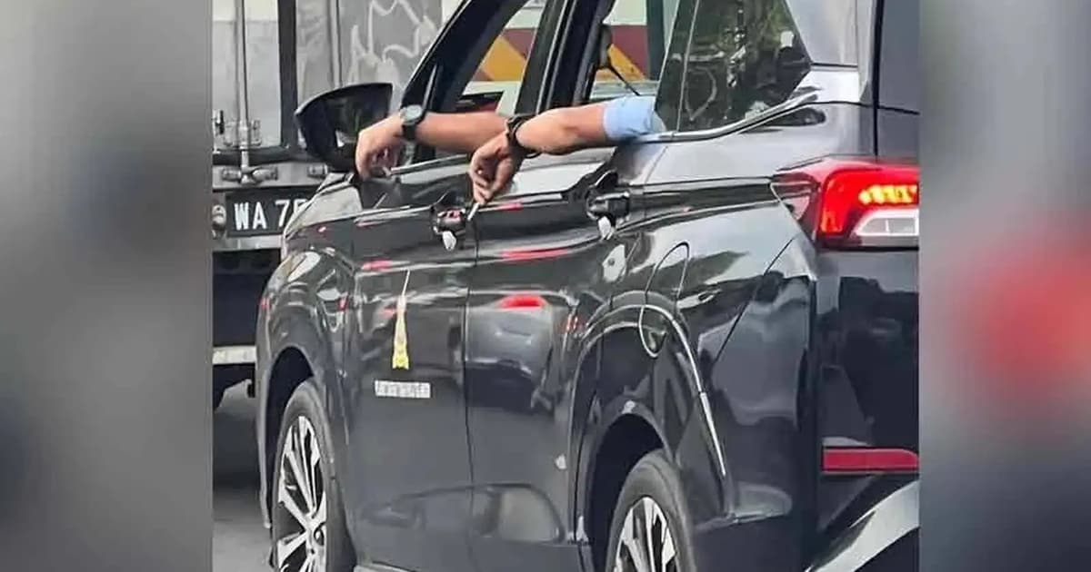 Selangor civil servant rapped for smoking in govt car