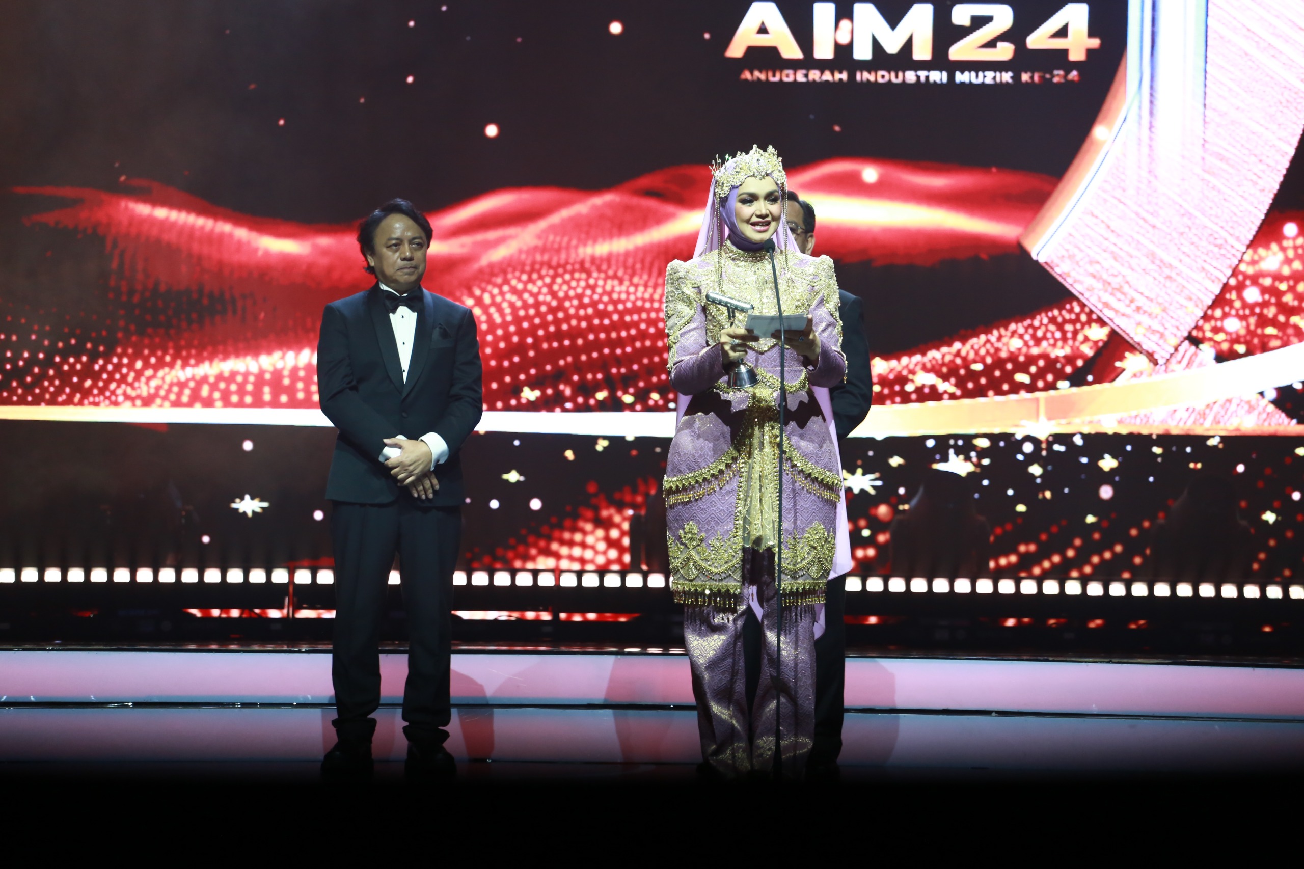 Siti Nurhaliza terima Anugerah Sri Wirama AIM24