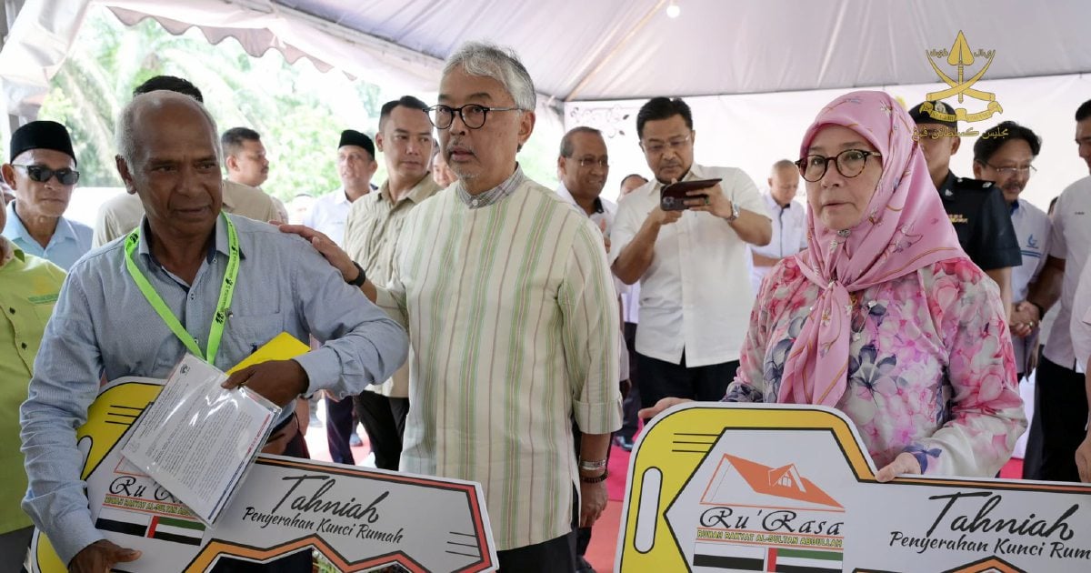 Sultan of Pahang presents keys to Ru'RASA homes in Kuantan