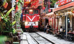 Tarikan ‘bahaya’ cafe landasan kereta api Hanoi