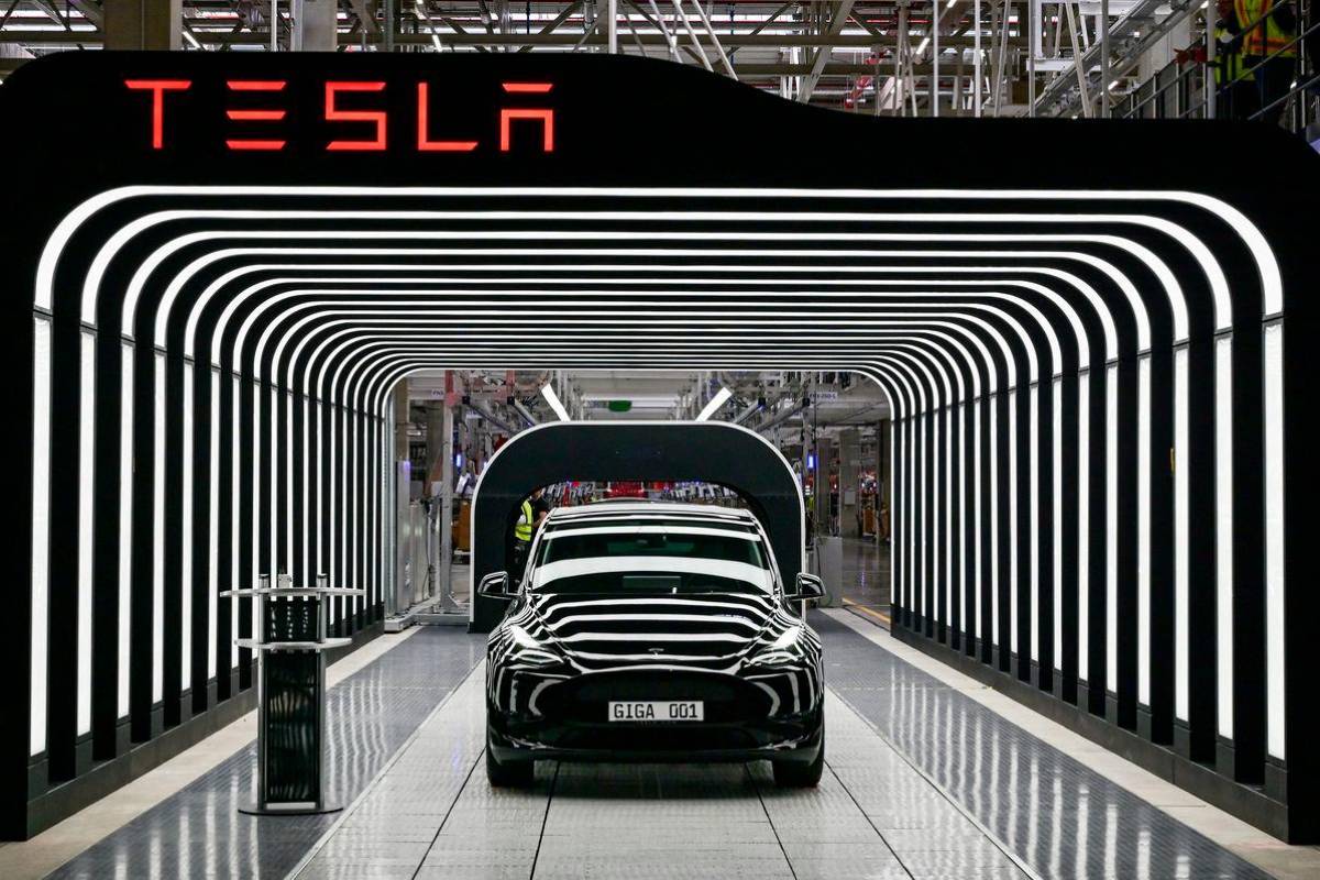 Tesla approved to test autonomous robotaxis in Arizona with safety monitors