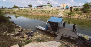Thai soldiers help pregnant woman cross Golok for urgent care