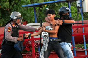 Tiga pelajar maut dalam protes ganas di Indonesia, keluarga tuntut siasatan teliti