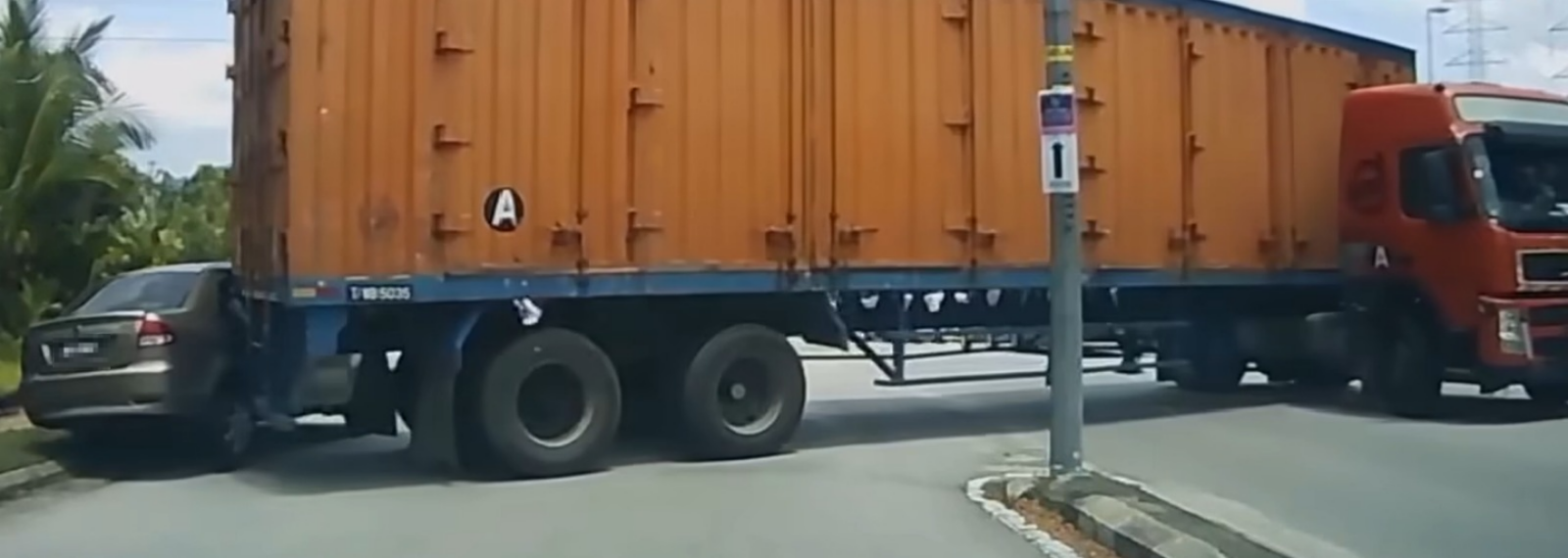 Treler rempuh kereta ketika buat pusingan-U