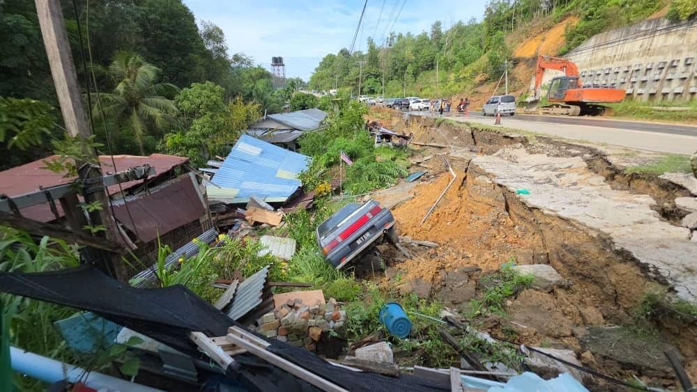 Two homes destroyed in landslide along Penampang-Tambunan road
