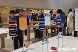 Apple Store TRX iPhone 17 display