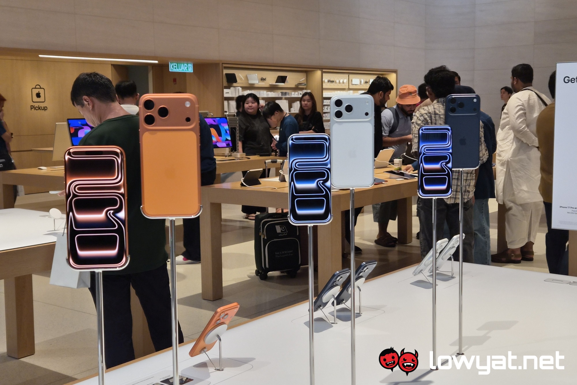 Apple Store TRX iPhone 17 display