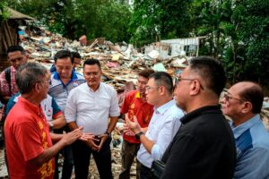 11 rumah setinggan diroboh di rizab kubur Kebun Teh Larkin