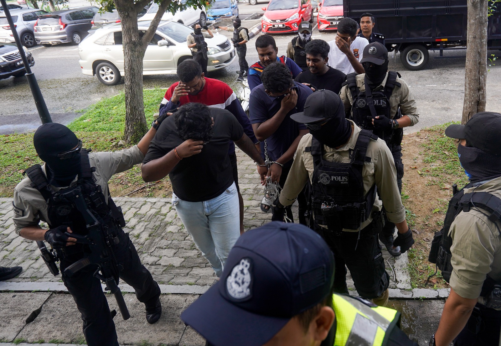 13 lelaki didakwa jadi ahli kumpulan jenayah terancang ‘Geng Captain Praba’