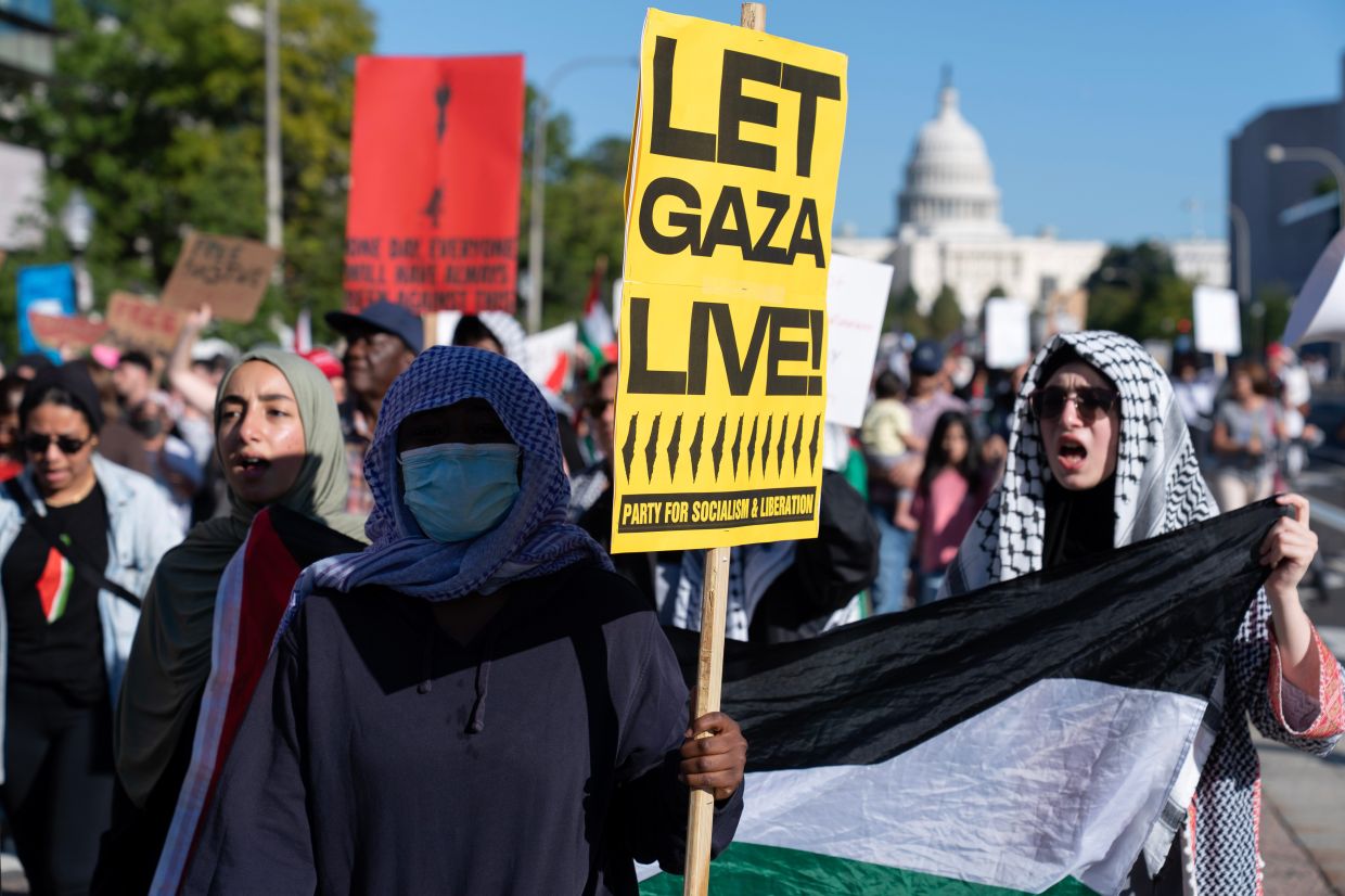 Hundreds of thousands turn out at pro-Palestinian marches in Europe