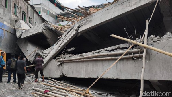 59 masih tertimbus bawah runtuhan sekolah di Indonesia