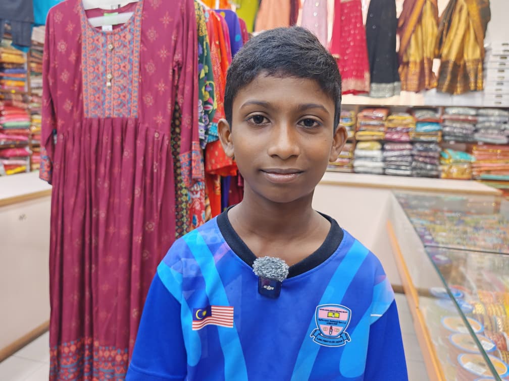 Anak pekerja ladang tersenyum pilih baju raya