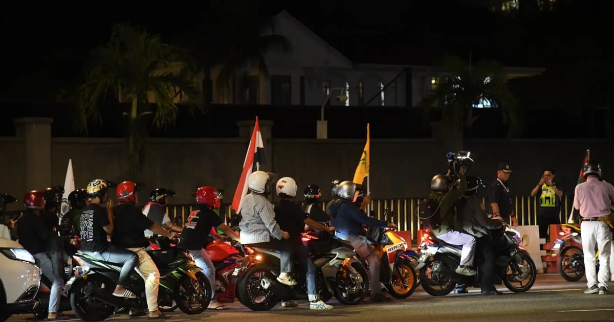 Anti-Trump protest revs up with bike convoy, ends in arrests